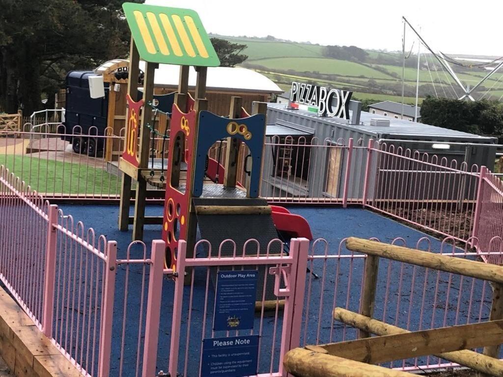 Exclusive 3 Bedroom Caravan, Sleeps 8 People At Parkdean Newquay Holiday Park, Cornwall, Uk 外观 照片